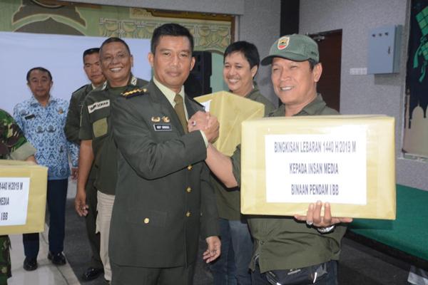 Dukung Tugas Kodam I/BB, Insan Pers Terima Bingkisan Lebaran 