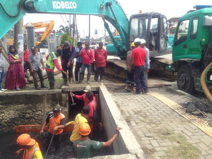 Atasi Genangan Air  Drainase Jalan Amal & Sisingamangaraja Dikorek