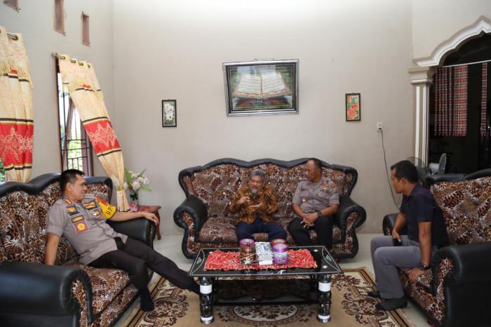 Eratkan Komunikasi, Kapolrestabes Medan Anjangsana ke Rumah Ustadz Masri Sitanggang