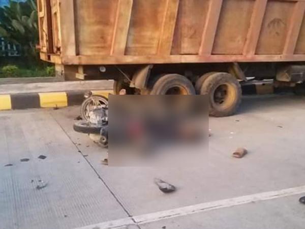 Menabrak Truk Cold Sedang Parkir, Pengendara Sepeda Motor Tewas