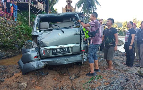 BPBD Temukan 1 dari 2 Korban Hilang Mobil Masuk Jurang di Madina