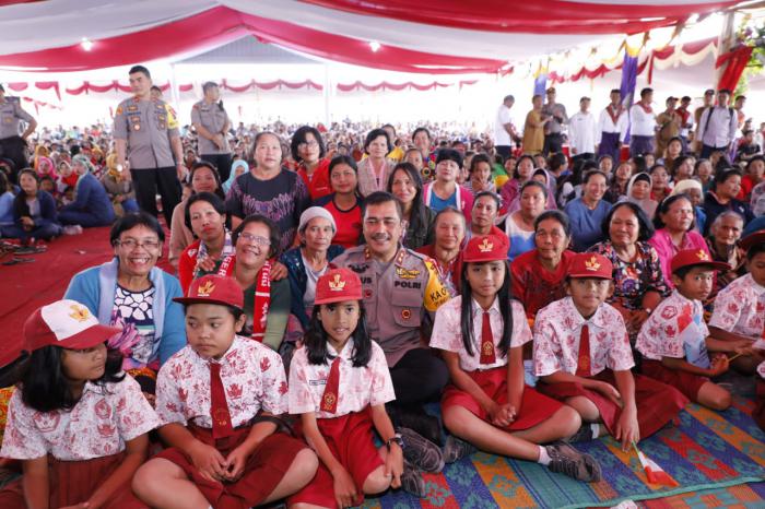 Kapolda Sumut Motivasi Anak Pengungsi Gunung Sinabung