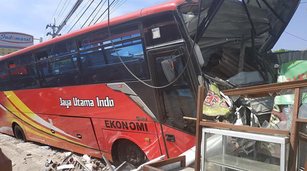 Bus Jaya Utama Tabrak Warung Baksu dn Bangunan Lain
