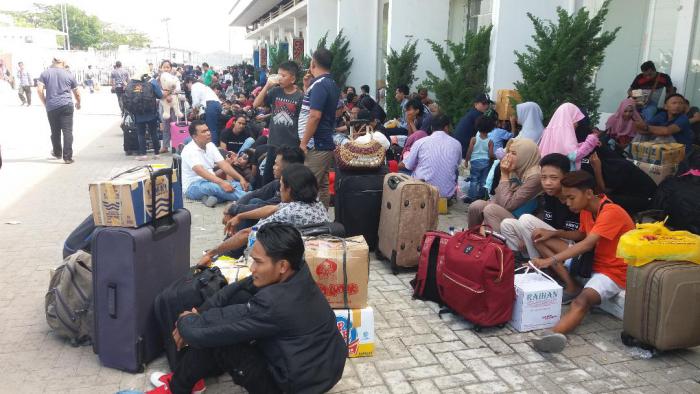 Ribuan Calon Penumpang Kapal KM Kelud Terjemur di terminal Penumpang Belawan