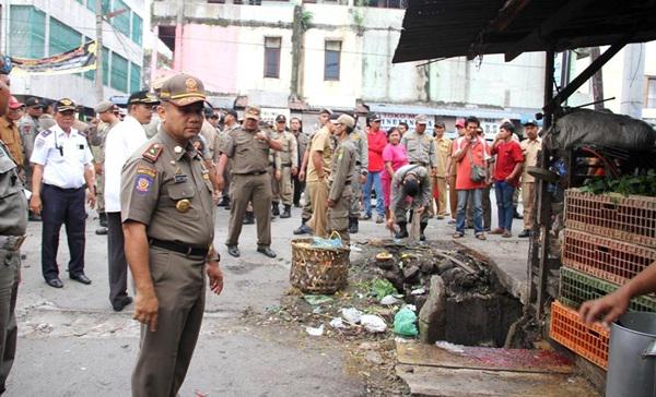 Tertibkan PK5 Pasar Kampung Lalang, Salah Seorang Petugas Satpol PP Nyaris Ditikam