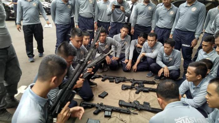 Personel Indonesian Coast Guard Berlatih Bongkar Pasang Senjata