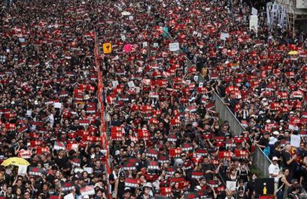 Hongkong Makin Memanas, Puluhan Ribu Pendemo Turun Ke Jalan dan Minta Pimpinan Mundur 