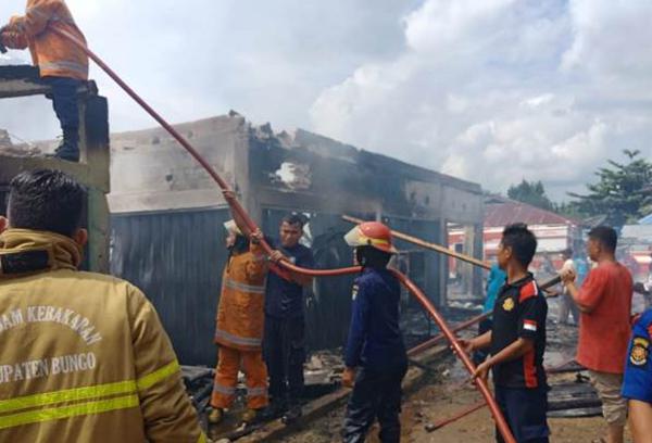 Kios Kios Pedagang di Pasar SP A Kuamang Kuning, Habis Terbakar