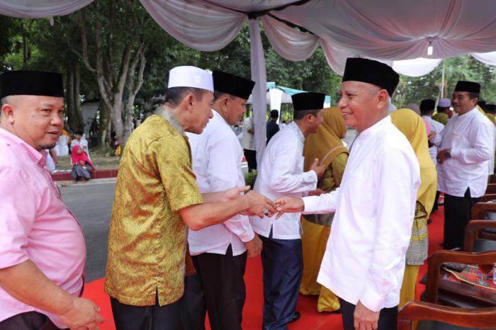 Warga Masyarakat Asahan Ramaikan Open House Di Rumah Dinas Bupati