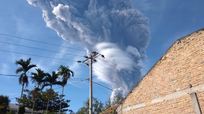 Tiga Kecamatan dan 20 Desa Kena Semburan Abu Vulkanik Gunung Sinabung