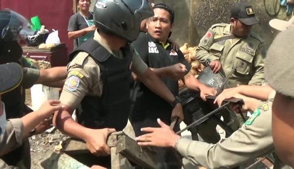 Penertiban PK5 di Pasar Kampung Lalang Ricuh, Pedagang Histeris