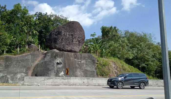 Mengulik Cerita Mistis Dibalik Batu Bleneng di Tol Cipali