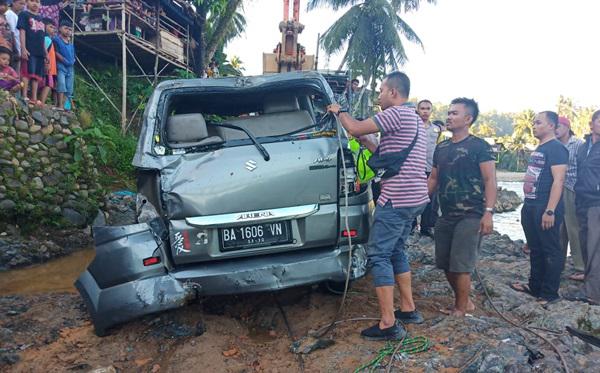 2 Korban Hilang Mobil Travel Masuk Jurang di Sungai Batang Natal Masih Dicari