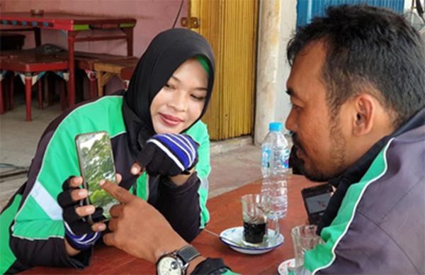 Ingin Tahu Kisah Pasutri Jadi Driver Ojek Online