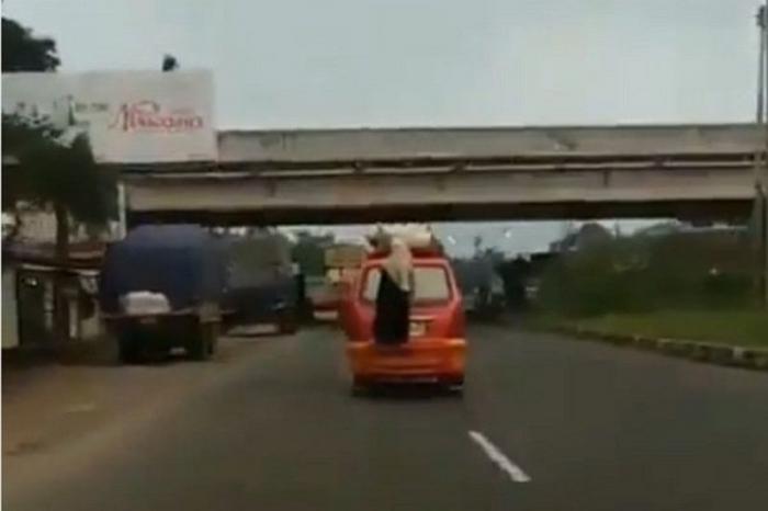 Nekat Ngegandul di Belakang Angkot, Emak-Emak ini Viral
