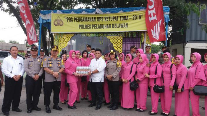 Kapolres Belawan dan Ketua Bhayangkari Tinjau Pospam dan Bagi Bingkisan