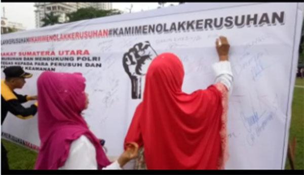 Warga Kota Medan Berikan Tanda Tangan Tolak Kerusuhan