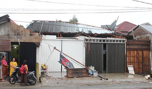 Sejumlah Rumah Warga dan Pohon Pohon Porak Poranda