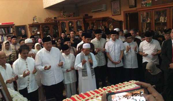 Jenazah Ibu Ani Yudhoyono Tiba, Jokowi Melayat ke Rumah Duka
