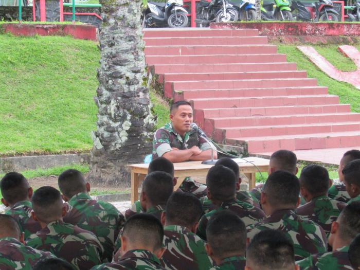 Danyonif 122/TS Berikan Jam Komandan Kepada Prajuritnya