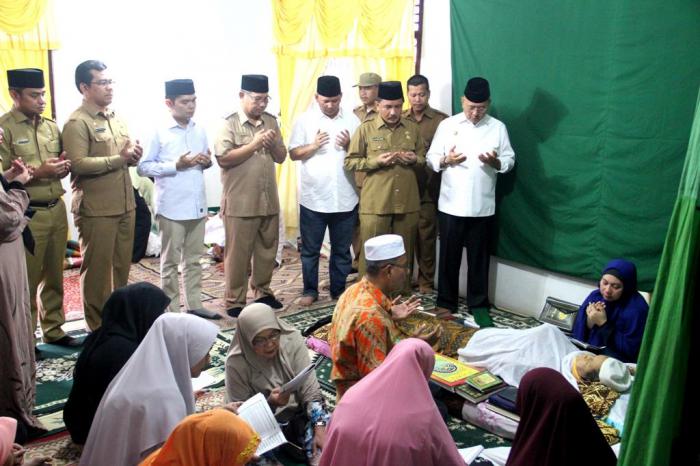 Wali Kota Takziah  Ke Rumah  Orang Tua Camat Medan Area