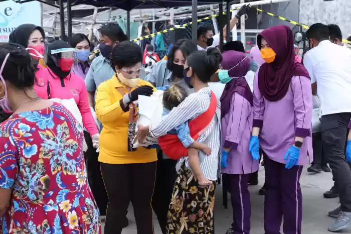 OASE, Dharma Pertiwi dan Bhayangkari Bagikan Paket Sembako Kepada Masyarakat Cilincing