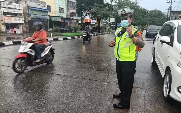 Hujan Tak Menyurutkan Niat Brigadir Juwanda Beri Pelayanan kepada Masyarakat