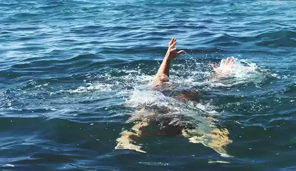 Sedang Swafoto Liburan di Pantai, Ombak Seret Satu Mahasiswa