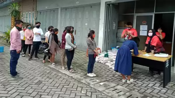 Sofyan Tan Bagikan Beras Kepada Mahasiswa Penerima Beasiswa Bidikmisi