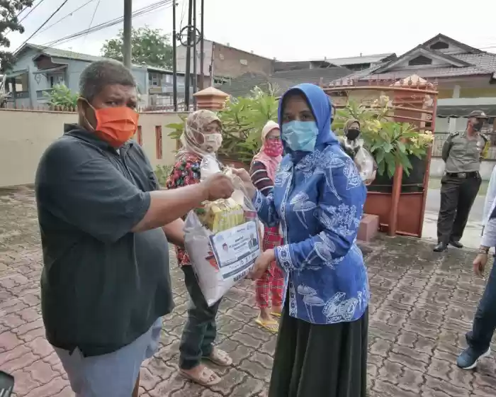 Nurul Khairani Akhyar Serahkan Bantuan Sembako Kepada Penyandang Disabilitas Tunarungu