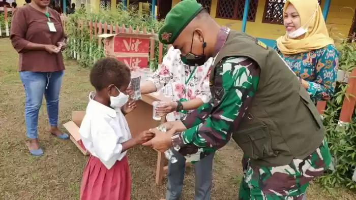 Satgas Yonif 125/SMB Kerjasama dengan Puskesmas Bagikan Obat Cacing Pada Siswa