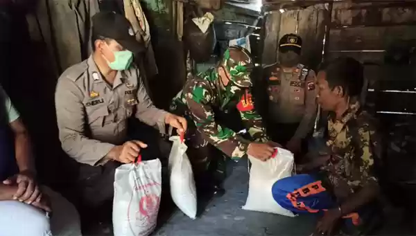 Polres Tapanuli Tengah Laksanakan Bakti Sosial Bantu Warga Kurang Mampu 