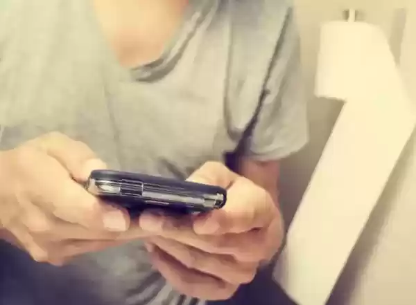 Duduk Toliet Sambil Menggunakan Smartphone, Bahaya  dengan Kesehatan
