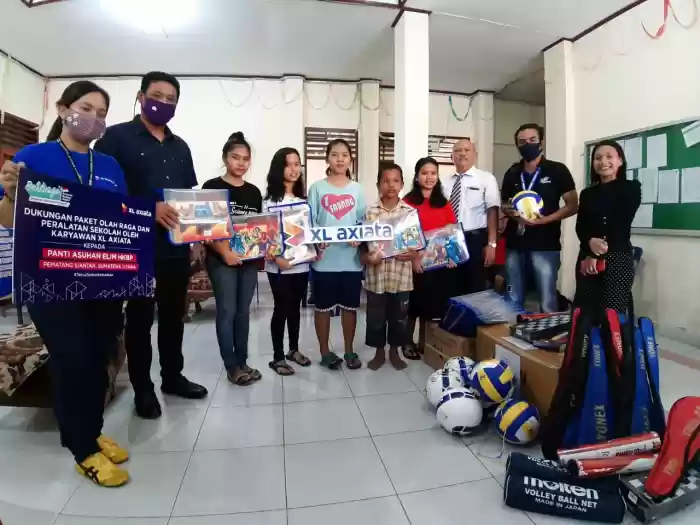 XL Axiata Serahkan Alat Olah Raga Untuk Panti Asuhan