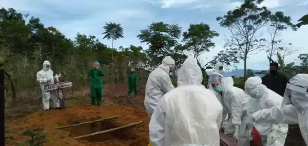 Kapolsek Lumban Julu dan Jajaran Turun Tangan Kebumikan Jasad Korban Covid 19