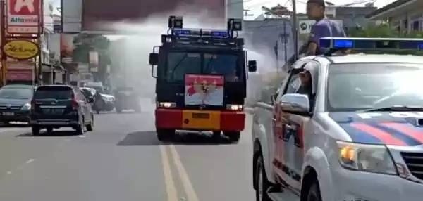 Polres Padangsidimpuan Kerahkan&nbsp;Water Canon Semprotkan Ribuan Liter Disinfektan
