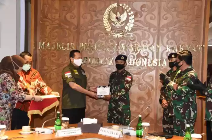 Dua Prajurit TNI AL Terima Apresiasi Dari Ketua MPR RI