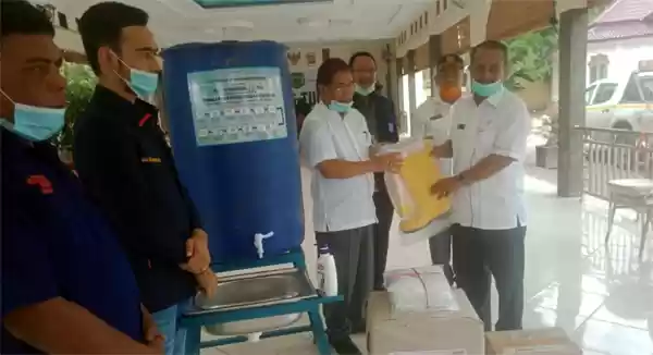 Martin Manurung dan Parsaulian Tambunan Serahkan Bantuan APD Ke Padang Lawas