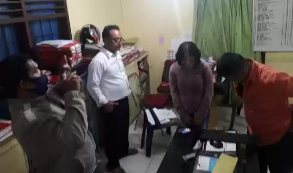 Simpan Narkoba Di Raket Nyamuk, Sepasang Diamankan Polisi