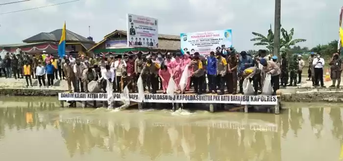 Ciptakan Ketahanan Pangan, Kapoldasu Tabur 10 Ribu Bibit Ikan di Desa Air Hitam