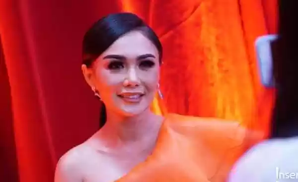 Yuni Shara 'Reuni' dengan Mantan Suami Saat Hadiri Acara Wisuda Anak 