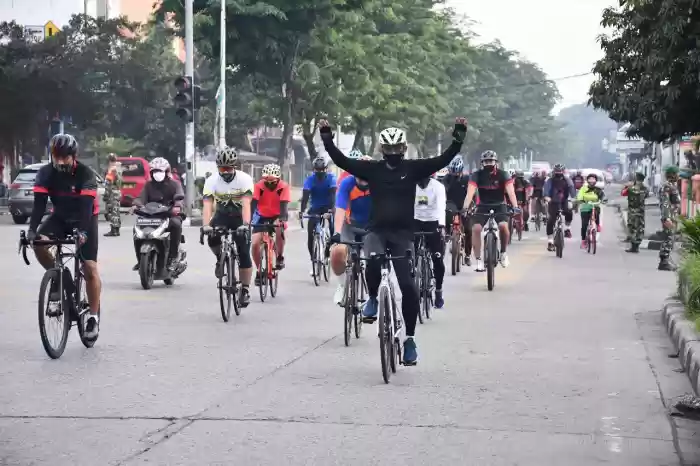 Meriahkan HUT ke 70 Kodam I/BB, Pangdam I/BB Gowes Bareng Ketua Persit KCK PD I/BB