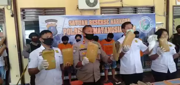 Polisi Sita Tujuh Kg Ganja Dari Rumah Bandar Narkoba di Siantar, Pelaku Berhasil Kabur