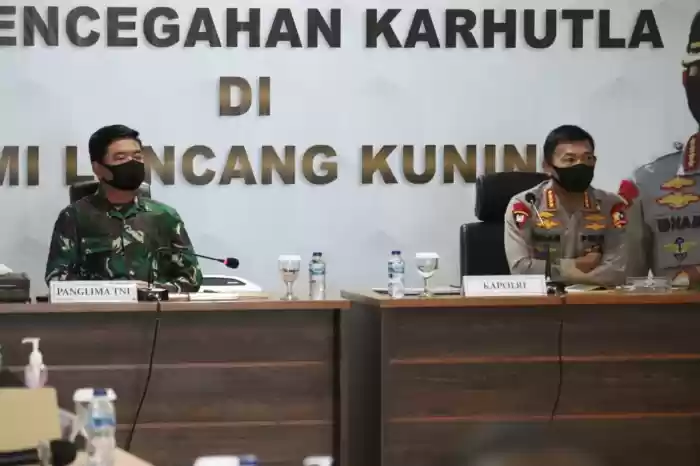 Panglima TNI dan Kapolri Rapat Bersama Pejabat Wilayah Provinsi Riau Terkait Covid-19 dan Karhutla