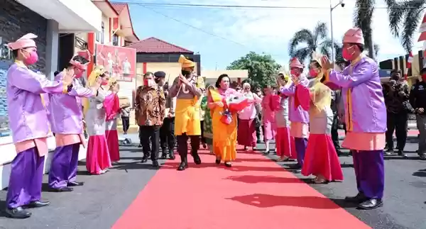 Kunker ke Deliserdang, Kapolda Sumut dan Ketua Bhayangkari Disambut Tarian Daerah