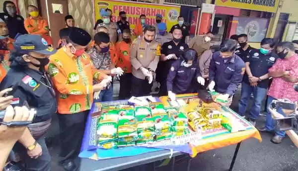 35 Kg Sabu Direbus di Halaman Mapolrestabes Medan