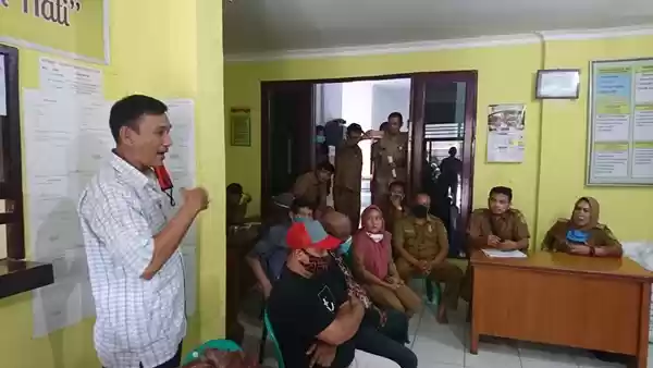 Minta Penjelasan Data BLT, Warga Demo Kantor Lurah Komat II