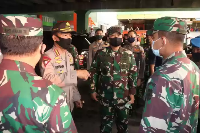 Panglima TNI Bersama Kapolri Tinjau Pasar Tanah Abang dan Bandara Soekarno-Hatta