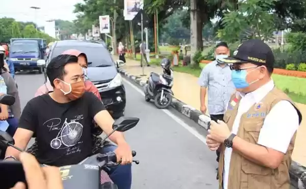 Walikota Binjai Bagi Bagi Masker Gratis pada Masyarakat Jalan Raya