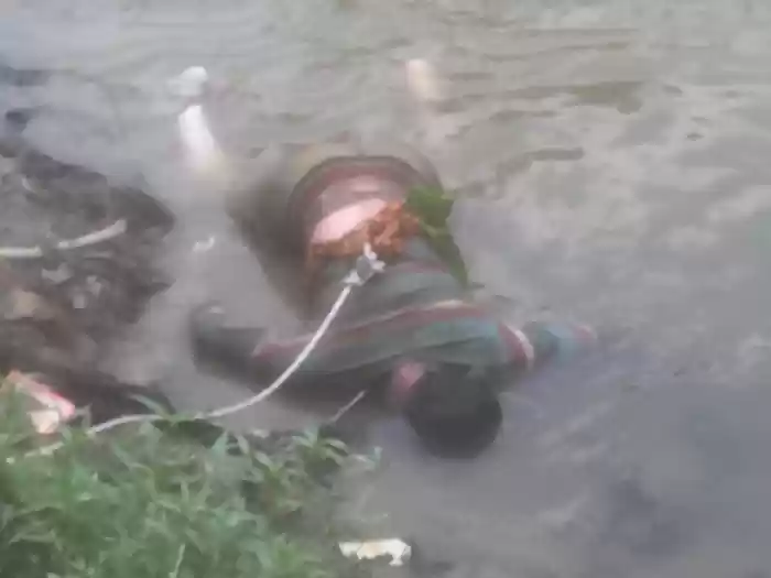 Mayat Laki - laki Hanyut Di Sungai Polsek Medan Helvetia 